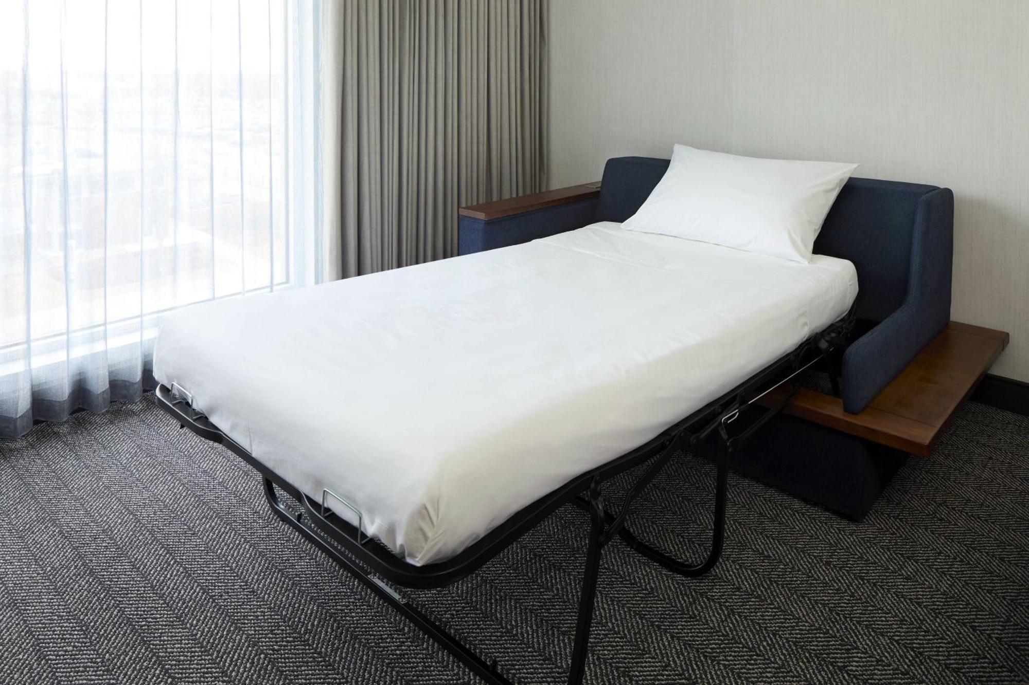 Courtyard By Marriott Montreal Laval酒店 外观 照片