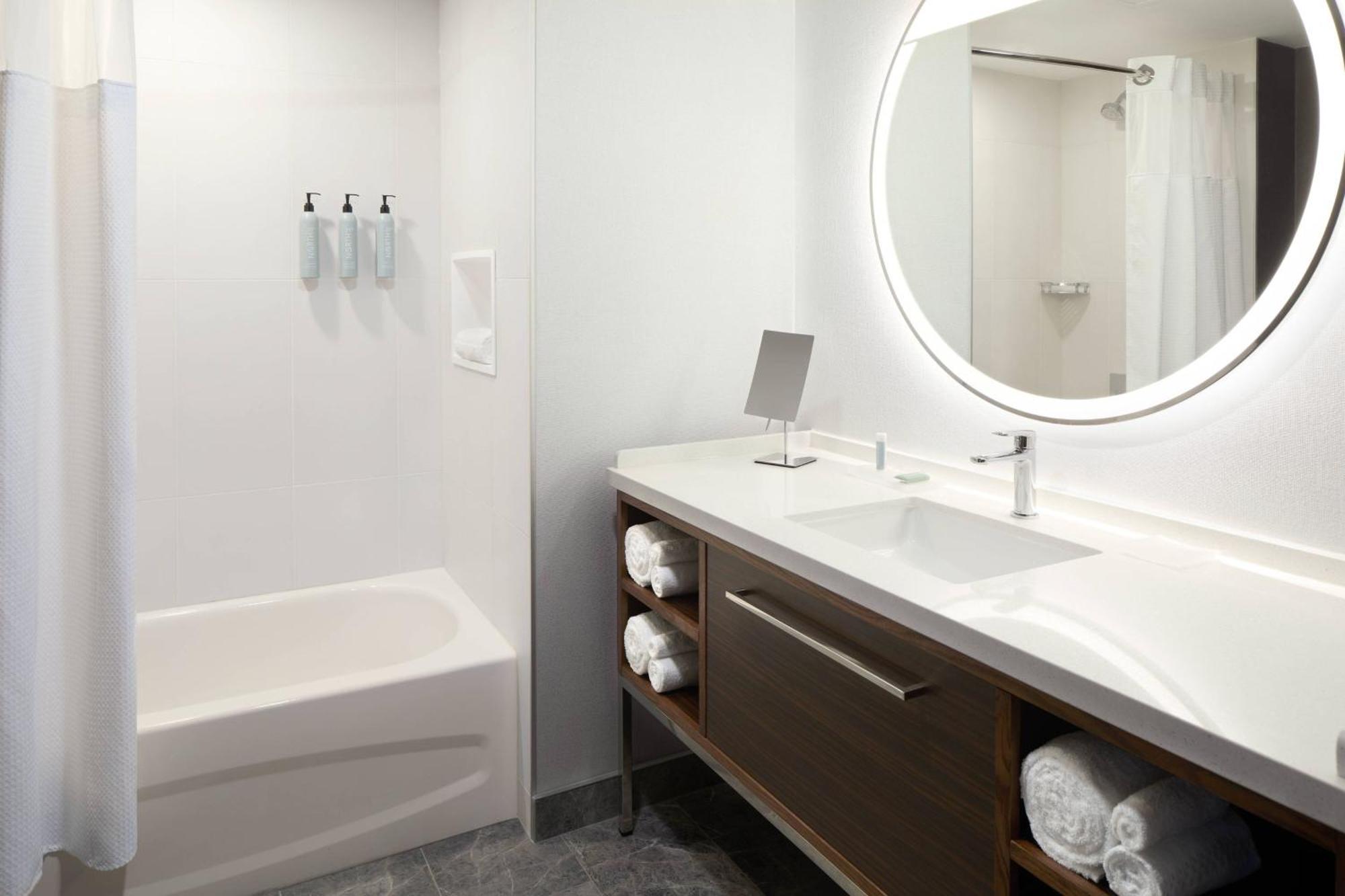 Courtyard By Marriott Montreal Laval酒店 外观 照片